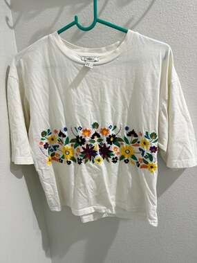 Forever 21 White Cropped Floral Embroidered T-Shirt